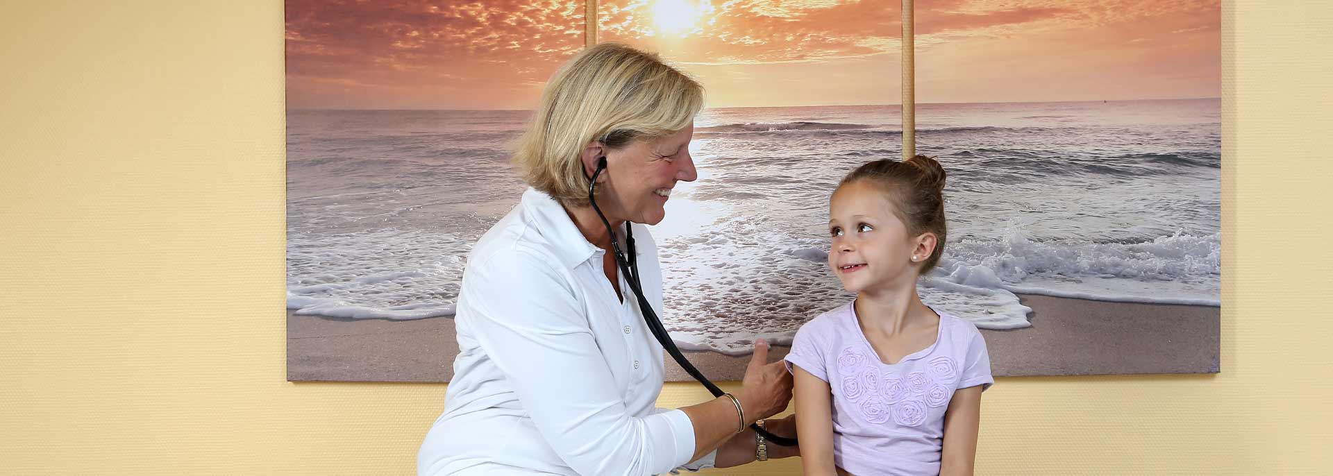 Ärztin hört Kind mit Stethoskop ab 